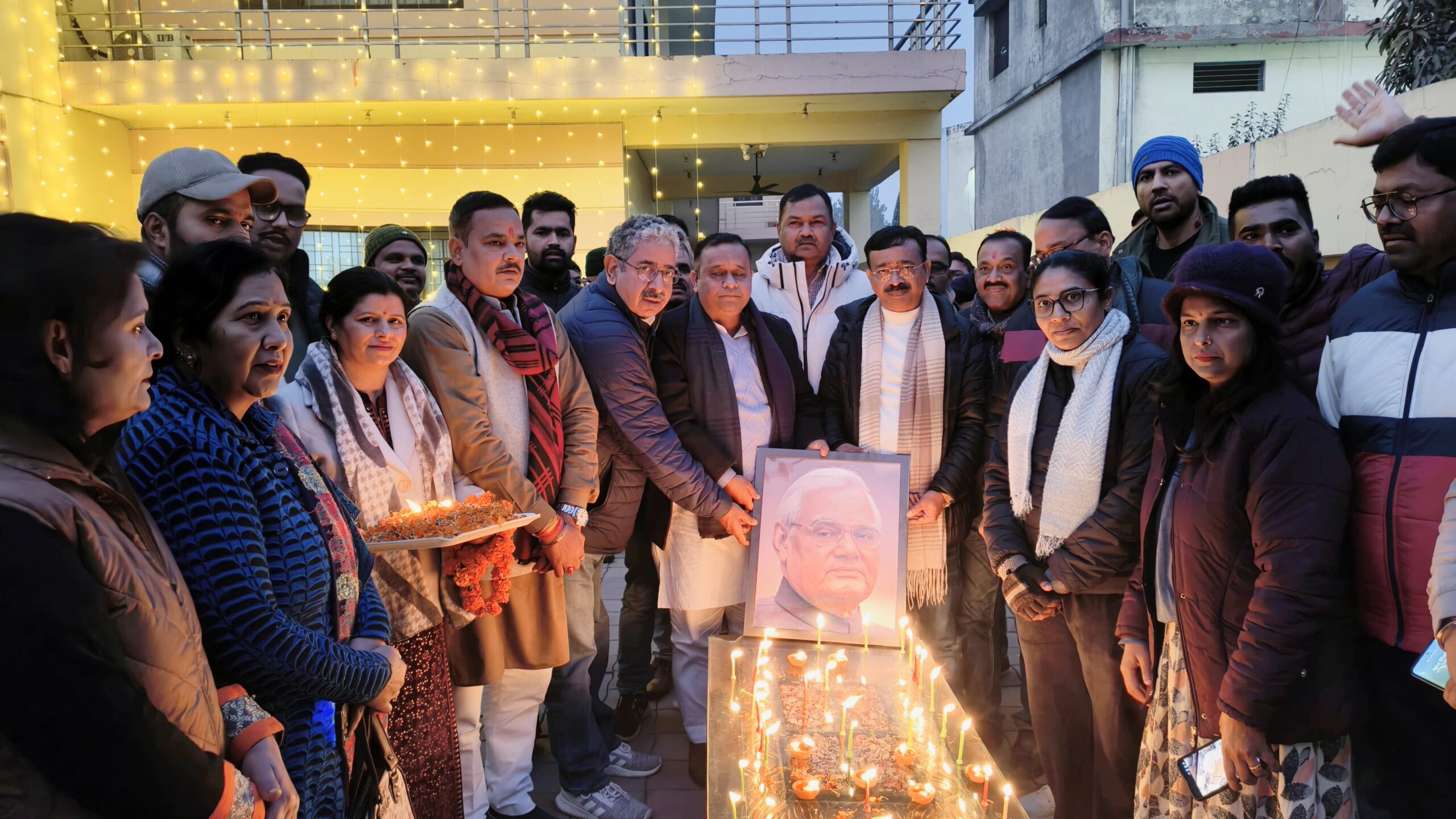 अटल जी की जयंती पर भाजपा जिला कार्यालय में दीपोत्सव का आयोजन