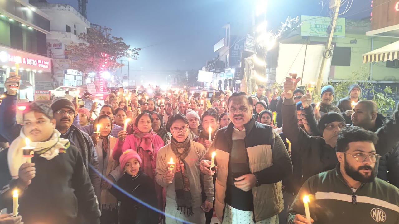 अंकिता को न्याय दिलाने के लिए उमड़ा जनसैलाब, रुद्रपुर में कैंडल मार्च, VIP संलिप्तता की चर्चाओं से भड़का आक्रोश