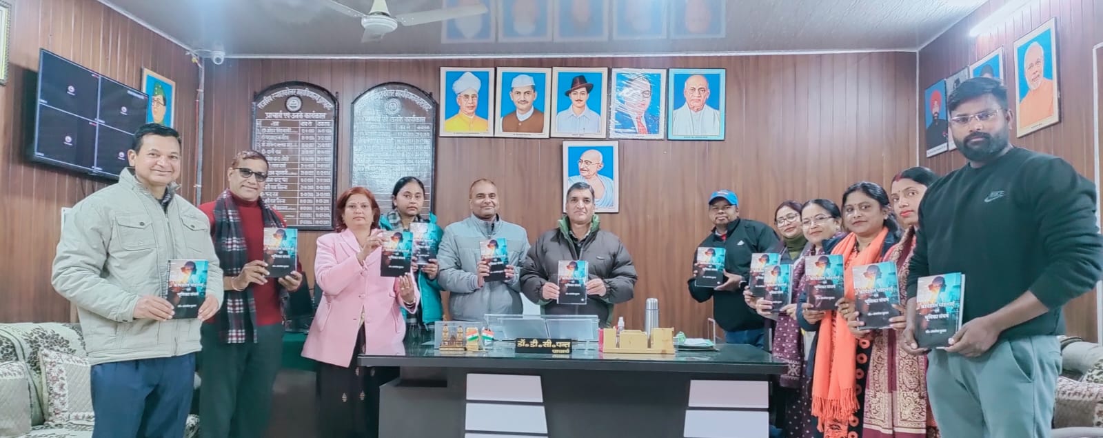 कार्यशील महिलाओं के भूमिका संघर्ष पर नई किताब, द्वाराहाट में डॉ. अंचलेश कुमार की पुस्तक का विमोचन