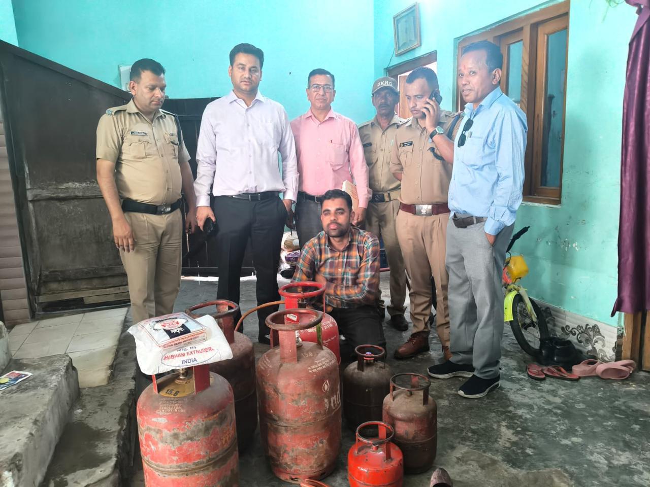 रेशमबाड़ी में बड़ा एक्शन,अवैध गैस रिफिलिंग करते पकड़ा गया युवक