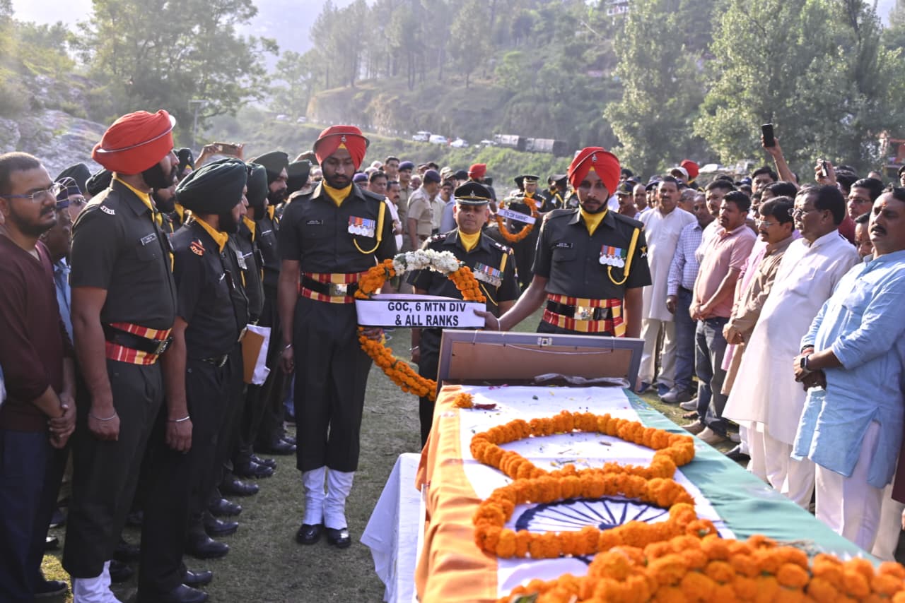 राजौरी में सैन्य अभियान के दौरान शहीद हुए लेफ्टिनेंट बीरेश्वर गोस्वामी को नम आंखों से दी गई अंतिम विदाई