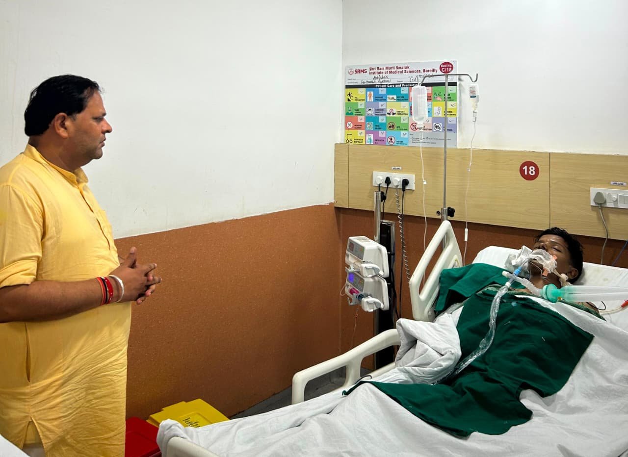 अभिषेक का हाल जानने फिर राममूर्ति अस्पताल पहुंचे महापौर विकास शर्मा