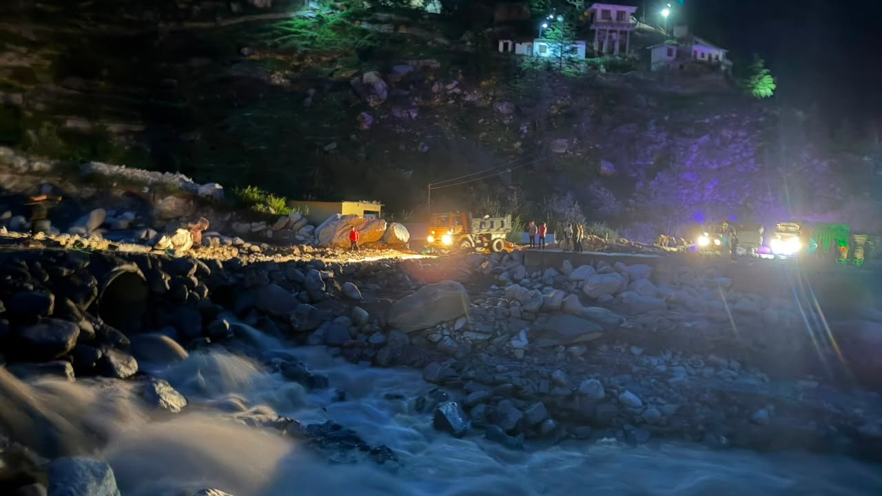 तमक नाले में ह्यूम पाइप डालकर अस्थाई मोटर मार्ग तैयार, वाहनों की आवाजाही हुई सुचारु