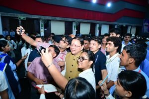 मुख्यमंत्री धामी ने विद्यार्थियों से पूछा—‘मेरे सपनों का उत्तराखंड’ कैसा हो? युवाओं ने साझा किए विकास के सपने