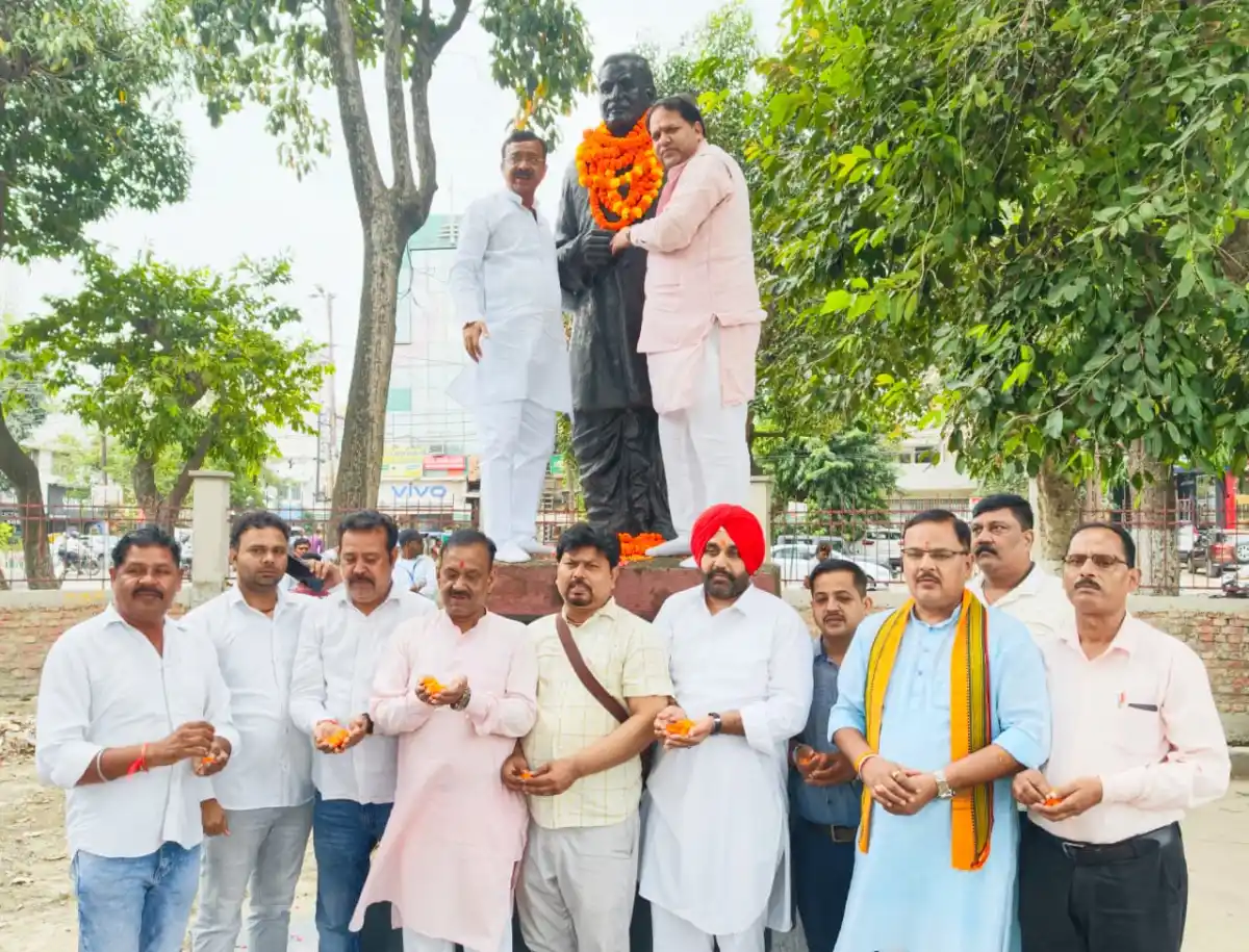 दीनदयाल जयंती पर भाजपा ने याद किया, गांधी पार्क में चलाया स्वच्छता अभियान