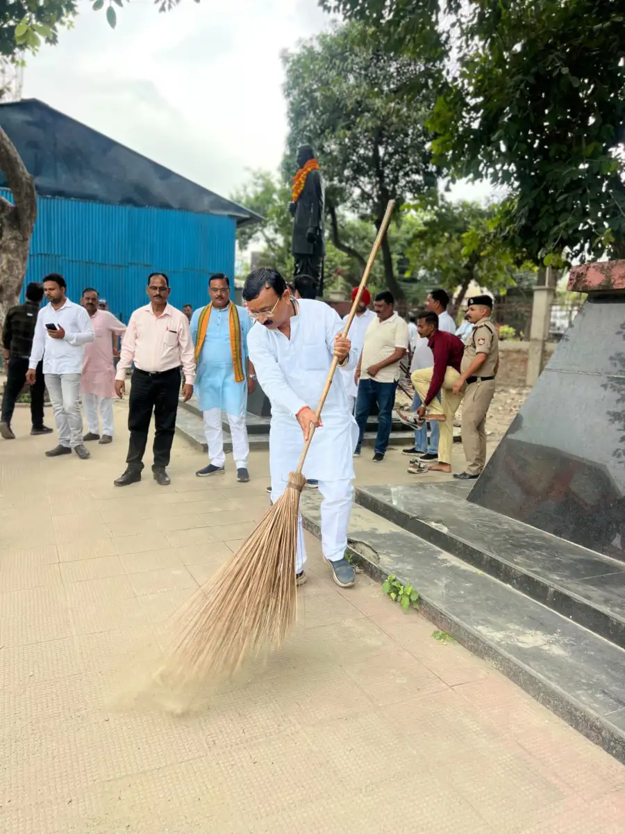 दीनदयाल जयंती पर भाजपा ने याद किया, गांधी पार्क में चलाया स्वच्छता अभियान
