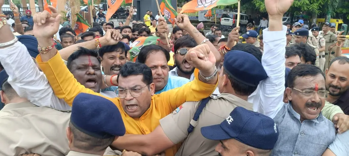 राहुल गांधी की झूठ की राजनीति के खिलाफ भाजपा का हल्लाबोल, कलेक्ट्रेट कूच कर फूंका राहुल गाँधी कांग्रेस का पुतला