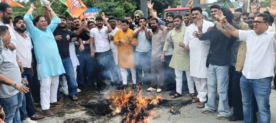 राहुल गांधी की झूठ की राजनीति के खिलाफ भाजपा का हल्लाबोल, कलेक्ट्रेट कूच कर फूंका राहुल गाँधी कांग्रेस का पुतला