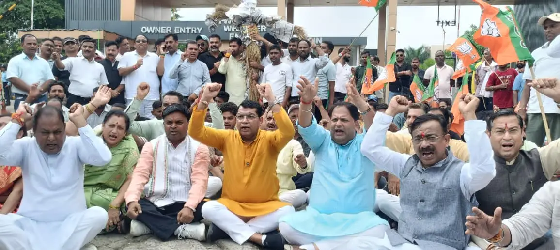 राहुल गांधी की झूठ की राजनीति के खिलाफ भाजपा का हल्लाबोल, कलेक्ट्रेट कूच कर फूंका राहुल गाँधी कांग्रेस का पुतला