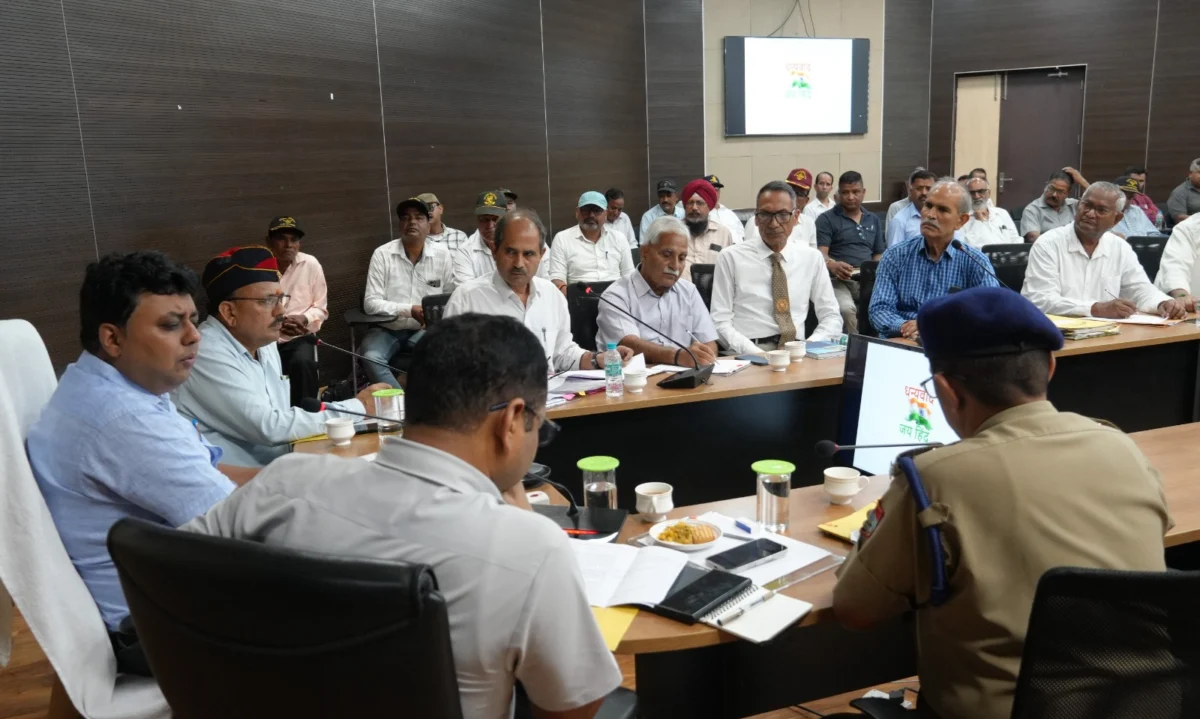 पूर्व सैनिकों की समस्याओं पर डीएम सख्त, 10 दिन में निस्तारण के निर्देश