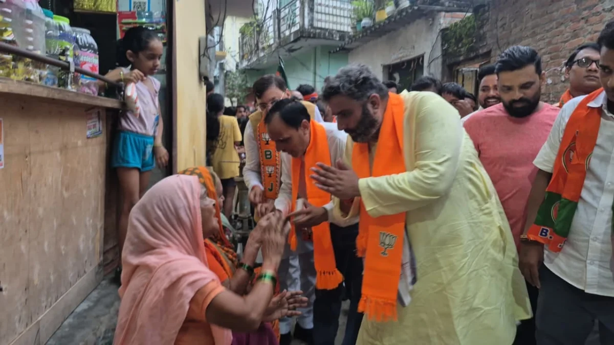 भाजपा प्रत्याशी संदीप अरोड़ा के समर्थन में राजेश शुक्ला ने किया डोर-टू-डोर जनसंपर्क वार्ड 9 में अयोध्या देवी और वार्ड 20 में प्रवीन कुमार के साथ घर-घर पहुंचे, 22 सितंबर को भाजपा के पक्ष में मतदान की अपील