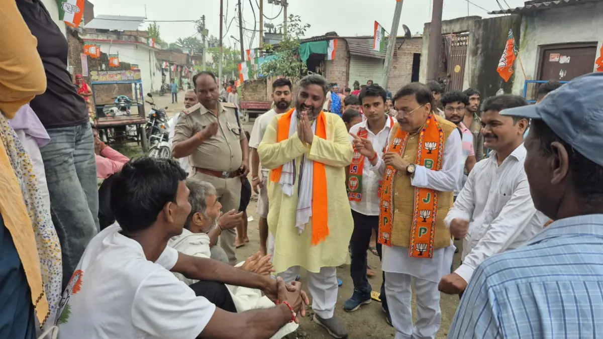 भाजपा प्रत्याशी संदीप अरोड़ा के समर्थन में राजेश शुक्ला ने किया डोर-टू-डोर जनसंपर्क वार्ड 9 में अयोध्या देवी और वार्ड 20 में प्रवीन कुमार के साथ घर-घर पहुंचे, 22 सितंबर को भाजपा के पक्ष में मतदान की अपील