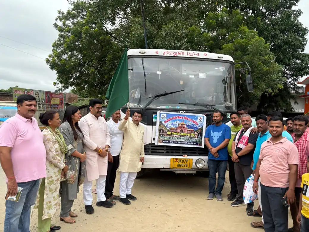 पंडित दीनदयाल उपाध्याय मातृ-पितृ तीर्थाटन योजना के तहत विधायक शिव अरोरा ने 32 वरिष्ठ तीर्थयात्रीयों को हरी झंडी दिखाकर श्रीबद्रीनाथ धाम के लिए किया रवाना,विधायक शिव अरोरा ने लिया बुजुर्गों का आशीर्वाद मंगलमय यात्रा की कामना