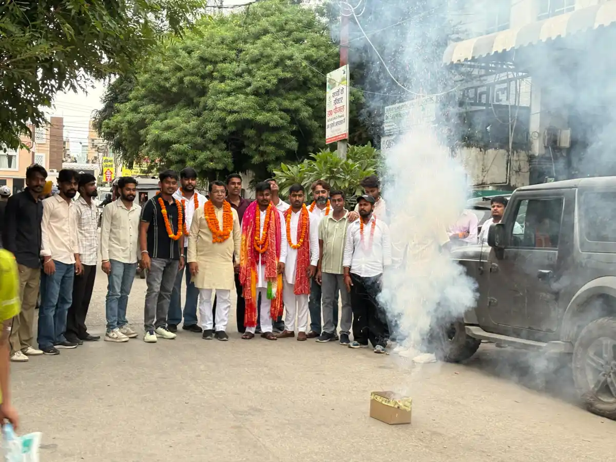 छात्र उपाध्यक्ष पद पर विश्वजीत निर्विरोध निर्वाचित पहुंचे विधायक कार्यालय , विधायक शिव अरोरा ने अंगवस्त्र फूलमाला पहनाकर दी शुभकामनायें