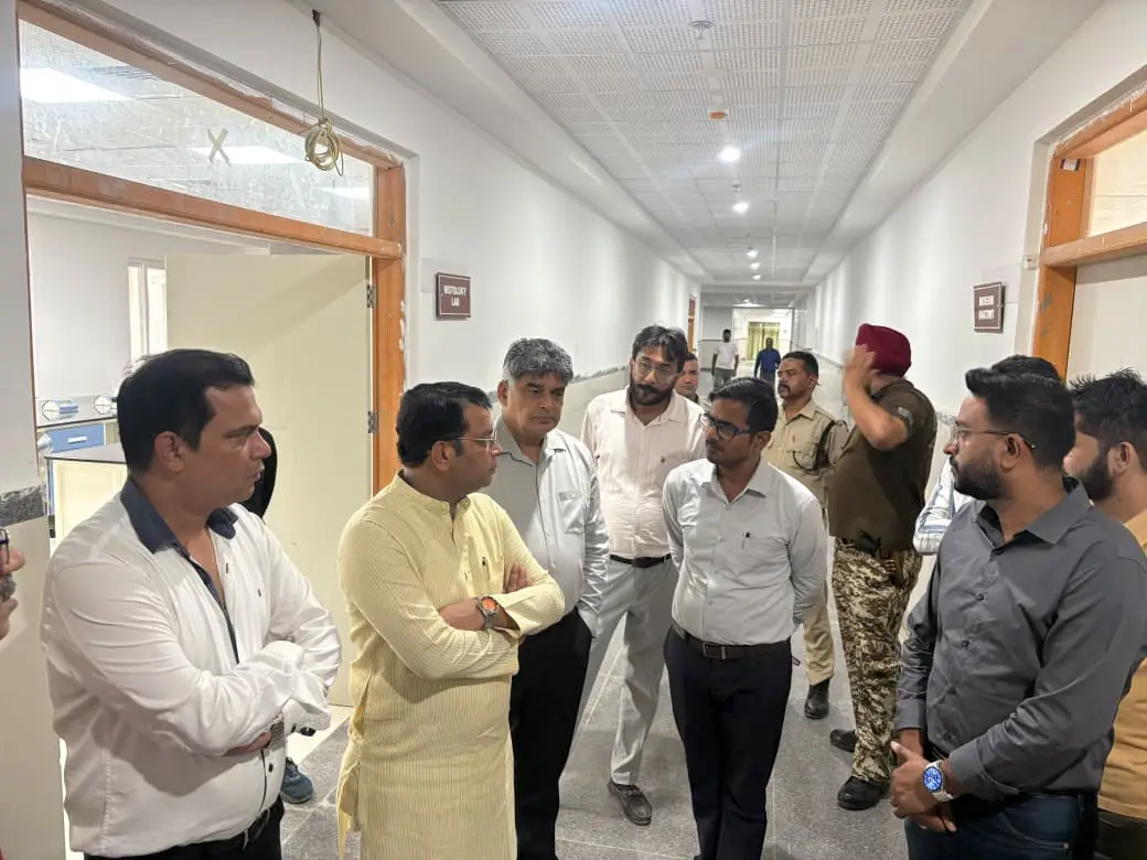 विधायक शिव अरोरा ने मेडिकल कॉलेज का दौरा कर फिर लिया तैयारियों का जायजा, लैब, स्टडी हॉल, कॉन्फ्रेंस रूम समेत विभिन्न ब्लॉकों का किया निरीक्षण