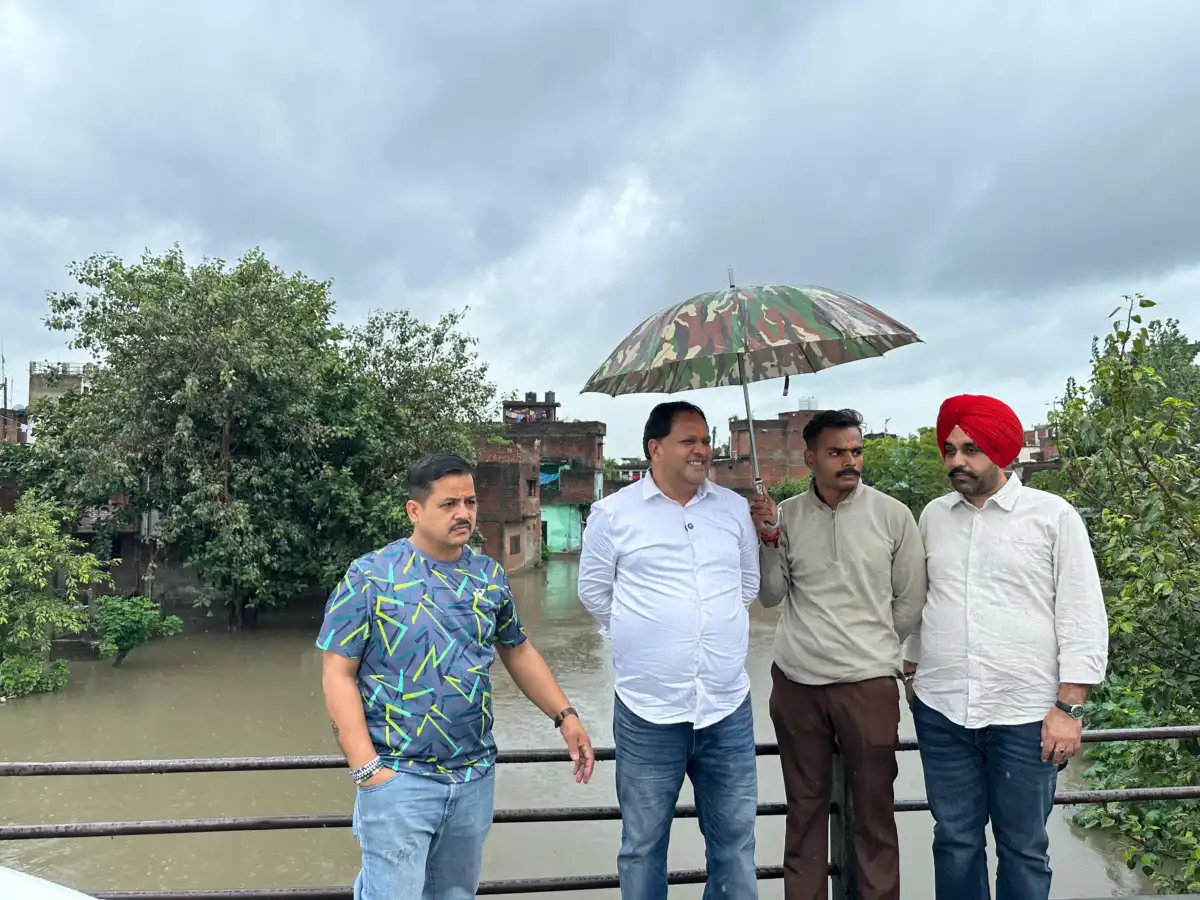 बारिश के बीच महापौर ने तीन पानी डैम और कल्याणी नदी क्षेत्र का किया निरीक्षण