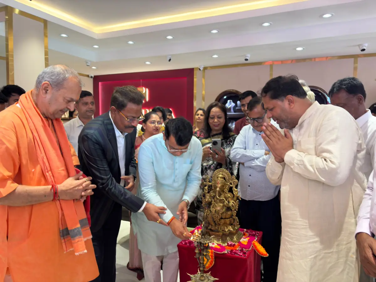 सुनारीका गोल्ड एंड डायमंड के छठे भव्य शोरूम का शुभारंभ, विधायक शिव अरोड़ा, महापौर विकास शर्मा और आचार्य विजय जी ने संयुक्त रूप से किया उद्घाटन