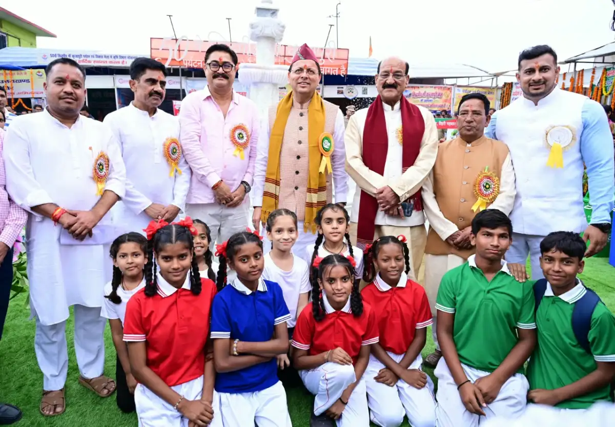 नवरात्रि के प्रथम दिवस पर ध्वजारोहण कर नौ दिवसीय मेले का उद्घाटन, सांस्कृतिक झांकियों का किया अवलोकन