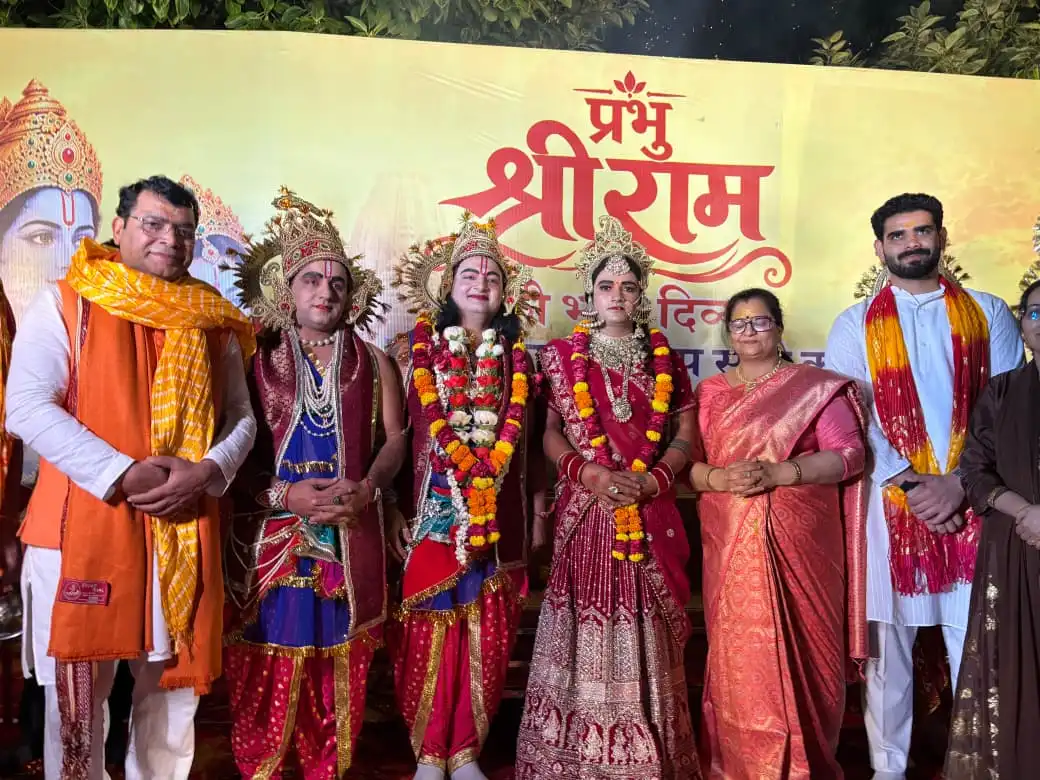 विधायक शिव अरोरा के आवास पर जनकपुरी की तर्ज पर हुआ श्रीराम बारात का भव्य स्वागत मुख्य रामलीला की राम बरात का विधायक आवास पर पुष्पवर्षा और फूल-मालाओं से भव्य स्वागत, जय श्रीराम के जयघोष से गूंज उठा पूरा विधायक आवास