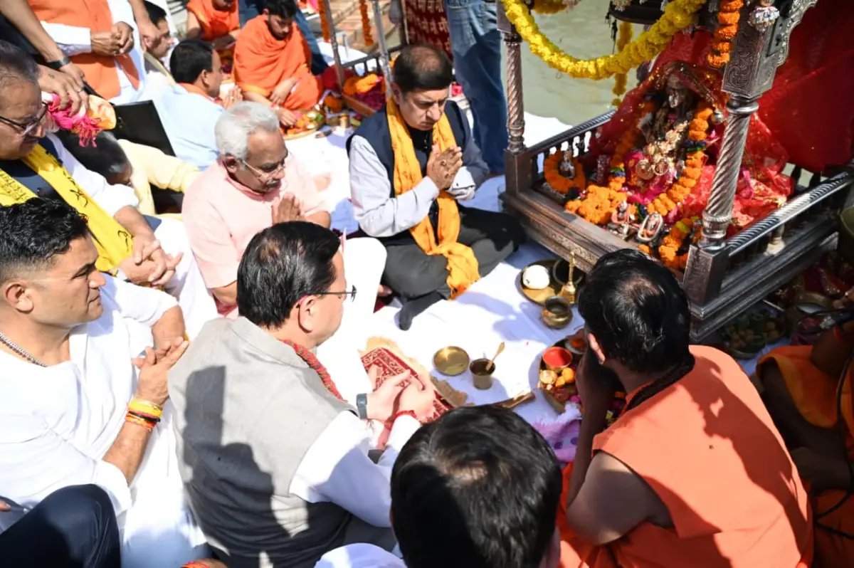 प्रधानमंत्री नरेन्द्र मोदी के सार्वजनिक सेवा के 25 वर्ष पूर्ण होने पर मुख्यमंत्री धामी ने मंत्रिमंडल के सहयोगियों के साथ हरकी पैड़ी पर किया गंगा पूजन एवं आरती