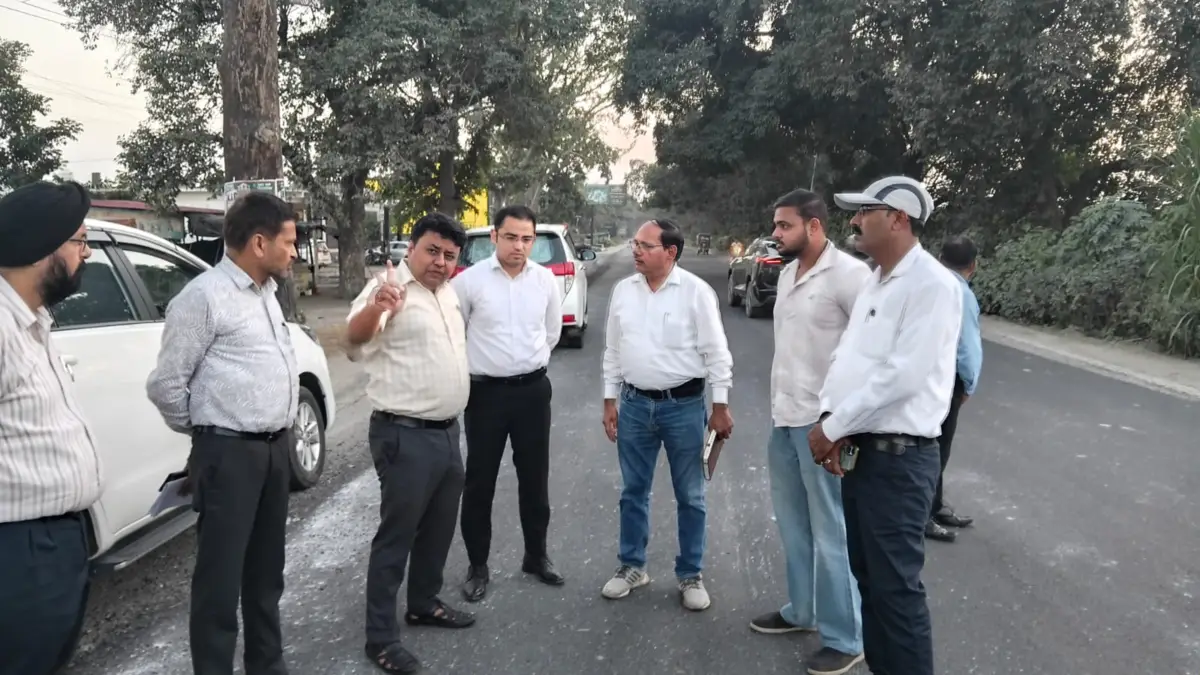 जिलाधिकारी ने काशीपुर-रामनगर सड़क मार्ग का किया औचक स्थलीय निरीक्षण,निर्धारित समय सीमा में सड़क को गड्ढा मुक्त करने के निर्देश।
