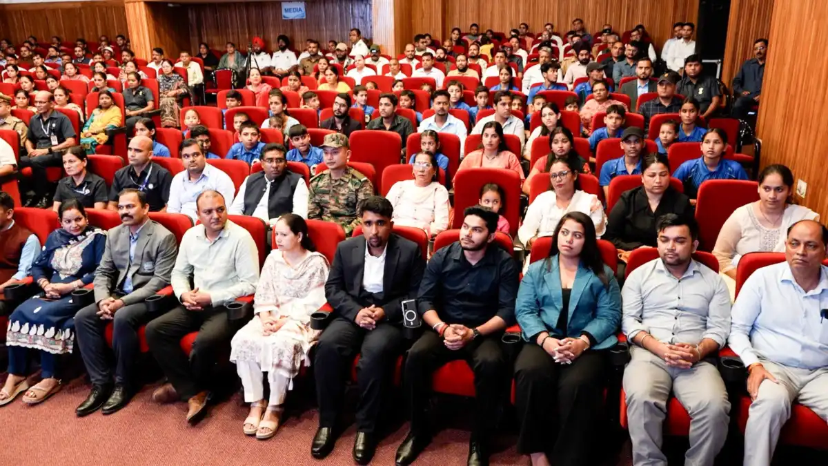 ’राज्यपाल ने अधिकारियों, कर्मचारियों और उनके परिजनों से किया आत्मीय संवाद, उत्कृष्ट कार्यों के लिए कार्मिकों को किया सम्मानित’’