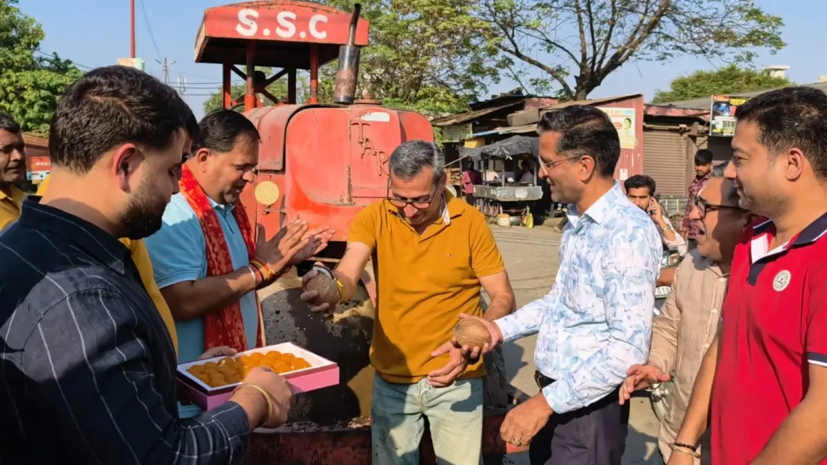 गल्ला मंडी में भी शुरू हुआ गड्ढामुक्त अभियान,30 अक्टूबर तक शहर की सभी सड़कें होंगी गड्ढामुक्तः महापौर