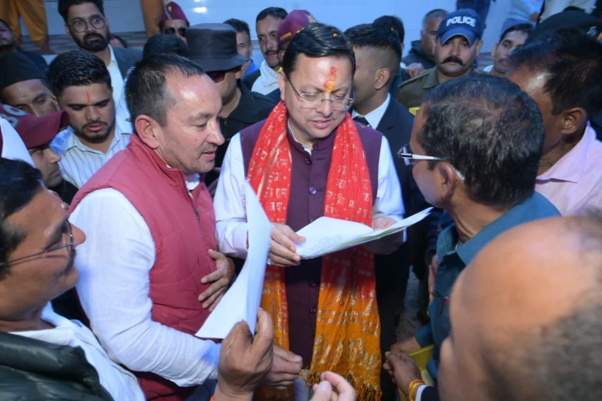 मुख्यमंत्री पुष्कर सिंह धामी ने पैतृक गांव हड़खोला स्थित श्री हरि चंद देवता मंदिर में की पूजा-अर्चना