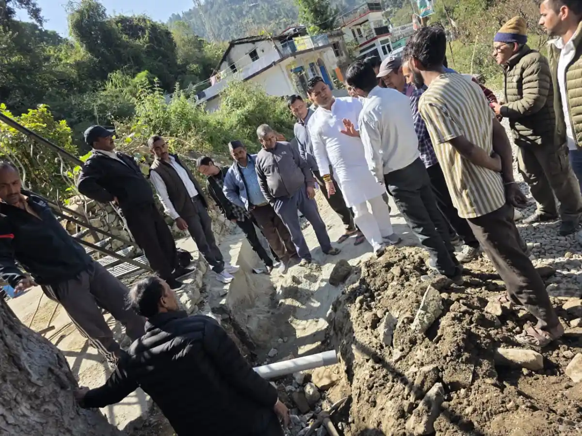 कैबिनेट मंत्री राम सिंह कैड़ा ने किया रामगढ़-कैंचीधाम मोटर मार्ग के डामरीकरण कार्य का निरीक्षण, गुणवत्ता के साथ जल्द काम पूरा करने के निर्देश